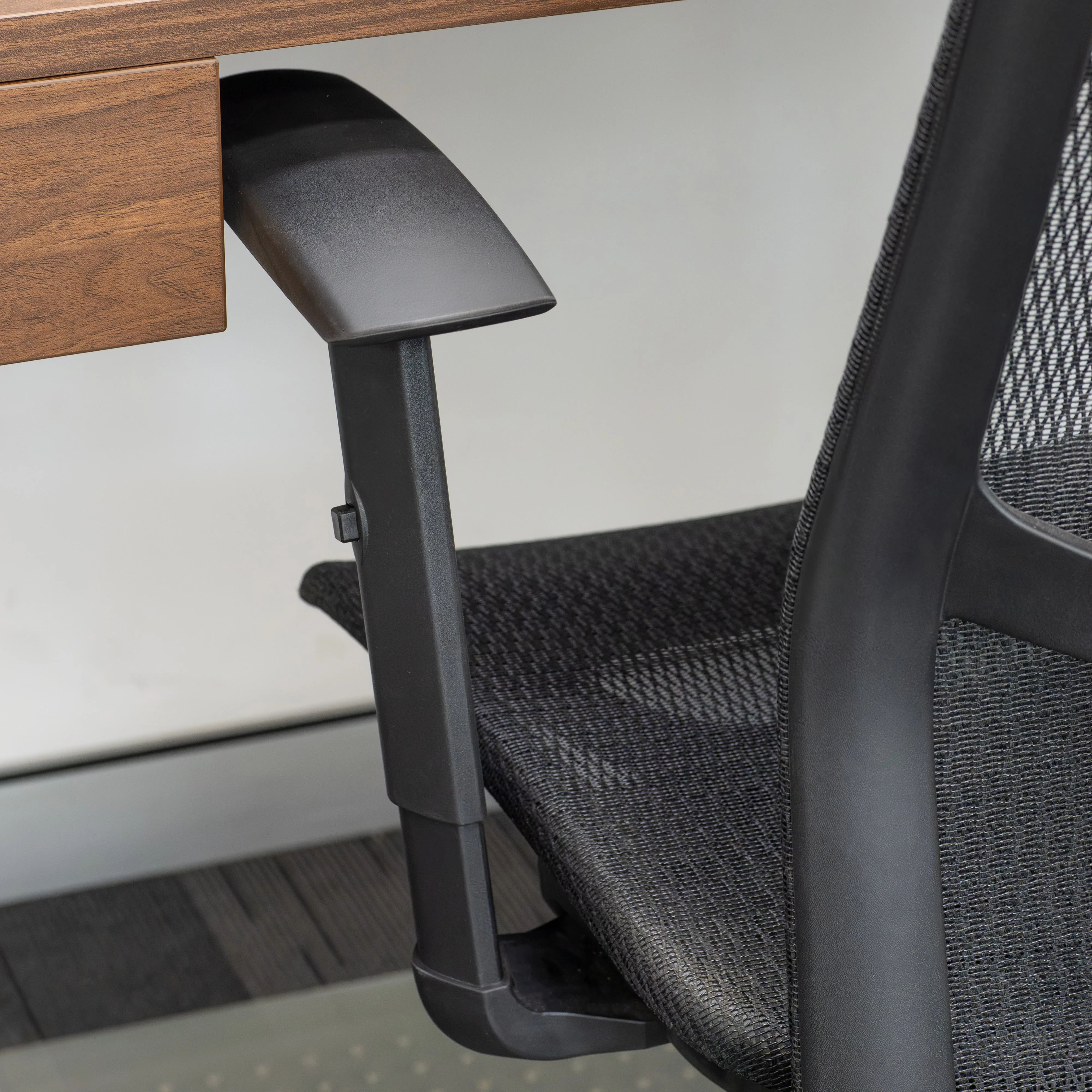 Desky Adjustable High Back Mesh Chair - Image 7